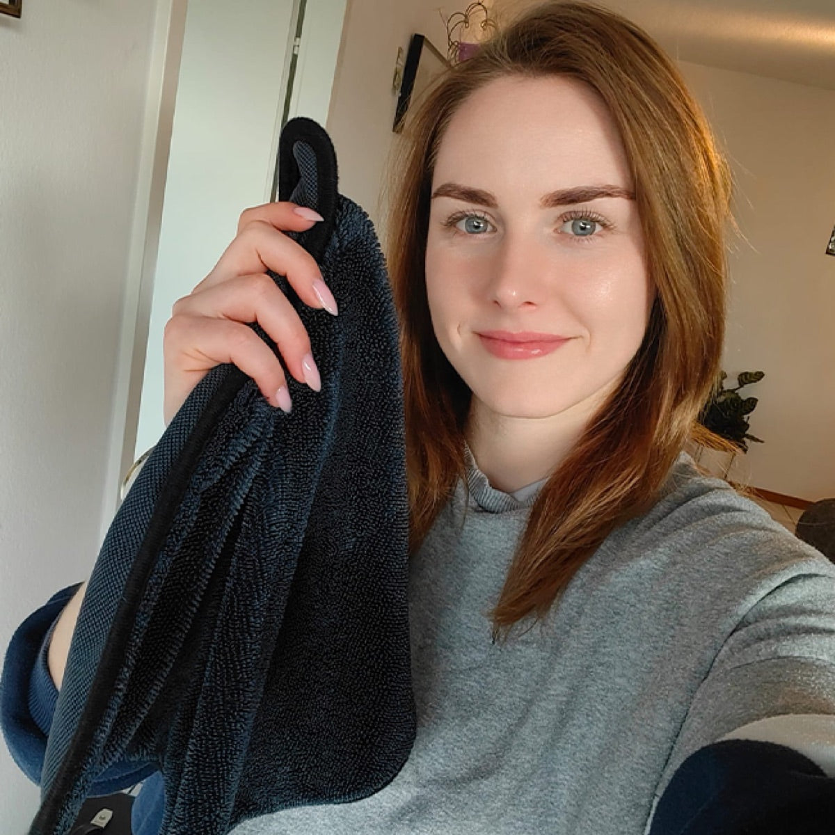 Customer holding the Nidoriva cloth